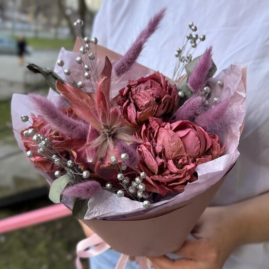 Букет сухоцветов из пионов, льна и лагуруса
