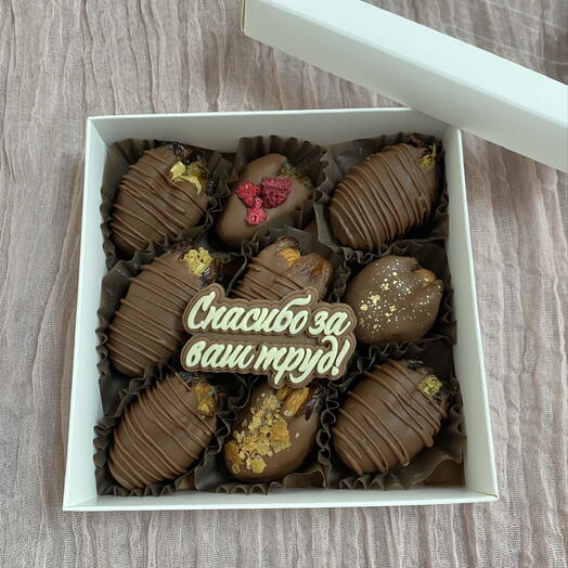 Королевские финики с тематической надписью из шоколада