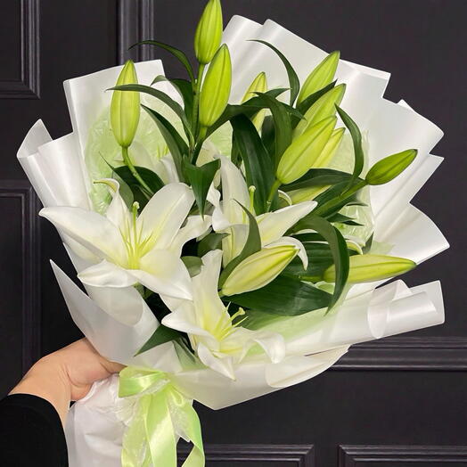 Букет из 3 лилий и фисташки
