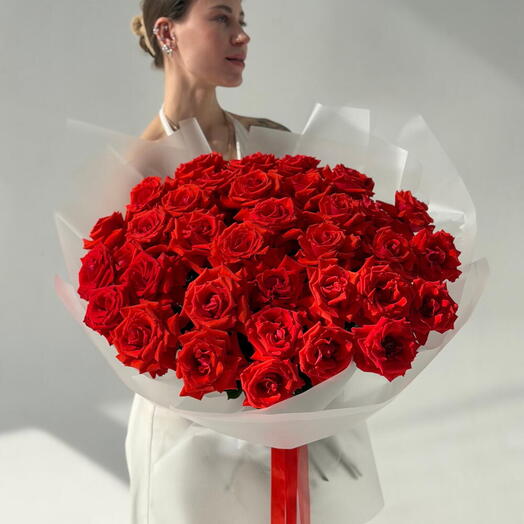 Букет из 35 ажурных алых роз