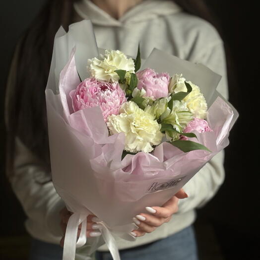 Летний букет с пионами, гвоздиками и альстромерией