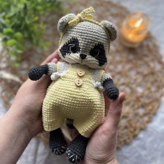 Вязаная игрушка енот
