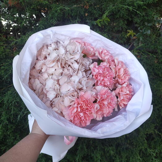 Розовый букет с Гортензией и диантусами