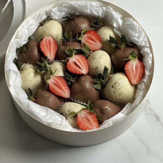 Клубника в белом и молочном шоколаде, набор клубники для девушки, мамы, сестры, клубника на подарок