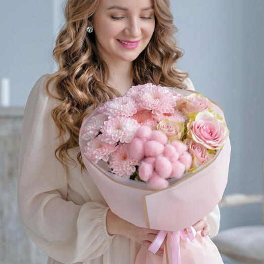 Букет из роз эквадор, хлопка и кустовых хризантем "Segment Pink S"