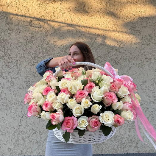 101 белая и розовая роза в корзине