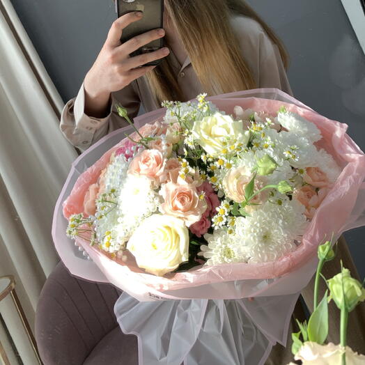 Авторский букет розовый (Кустовая хризантемы,Эустома, Кустовая Роза, Роза белая аваланж, Матрикария