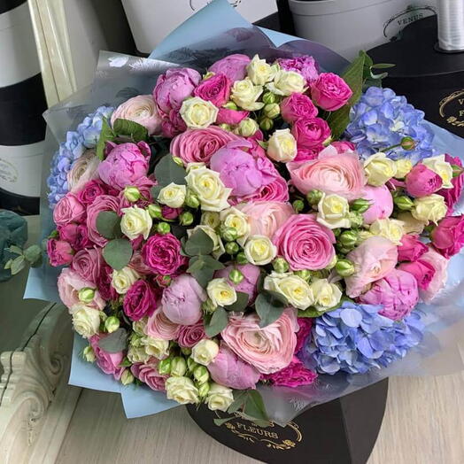 Микс с пионами и ранункулюсами - 51 шт