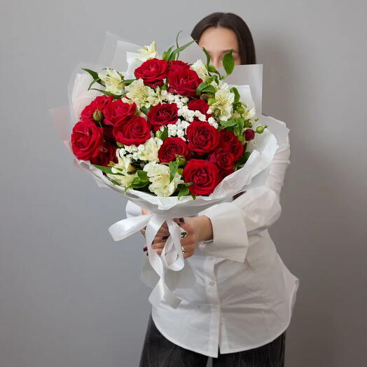 Букет из 3 красных пионовидных кустовых роз, белых альстромерий и гипсофилы