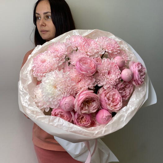 Букет из кустовой розы сорта pink silva и хризантемы