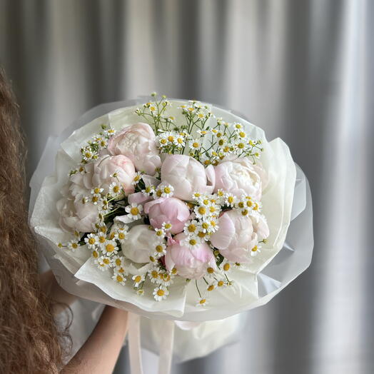 Букет пионов с ромашкой