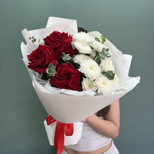 Яркий букет для любимой из роз и хризантем🌹