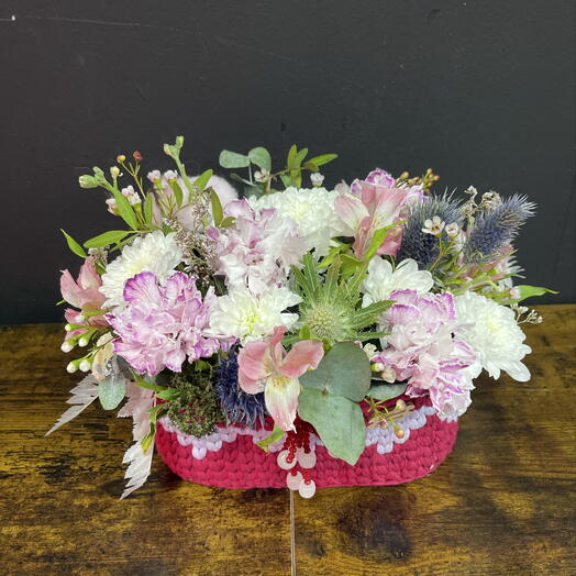 Композиция в кашпо «Нежность и грация» ( кашпо ручной работы,гвоздика,хлопок,Эрингиум,альстромерия,хризантема)