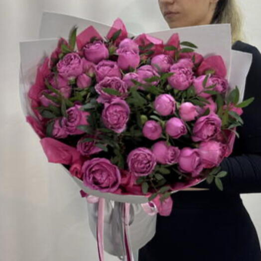 Букет из малиновых кустовых роз с зеленью фисташка