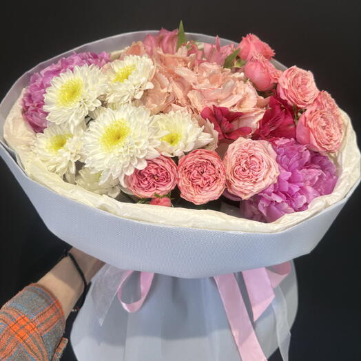 Букет пионы, кустовая роза и хртзантема