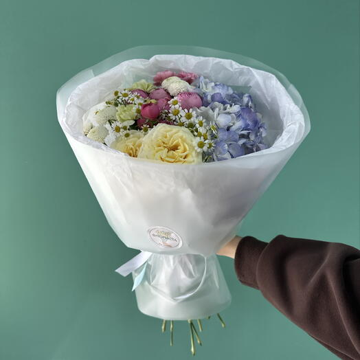 Дофаминовый букет с гортензией, кустовой розой, хризантемой, гвоздикой и ромашкой