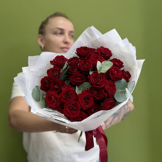 Букет кустовая красная роза 9 шт + эвкалипт для любимой