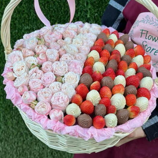 Нежная корзина с цветами и клубникой в шоколаде