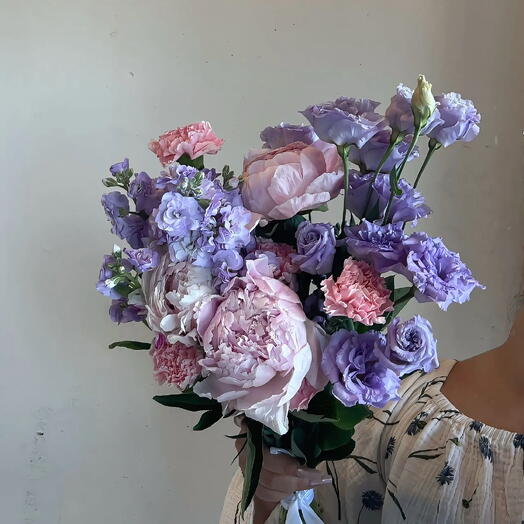 Авторский букет с пионами, маттиолой и лизиантусами 💜
