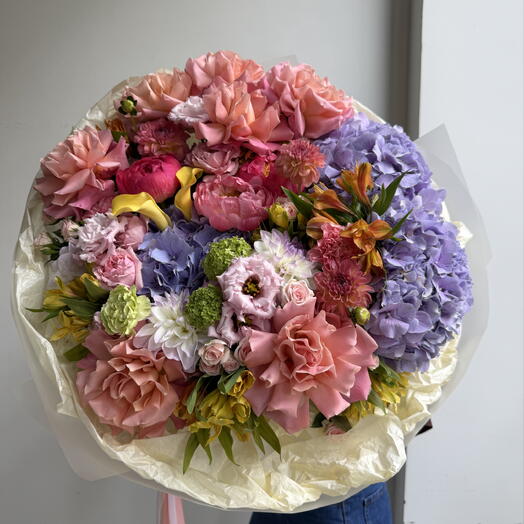 Круглый огромный дофаминовый букет 60см+