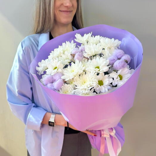 Букет из кустовых хризантем и сиреневого хлопка💜