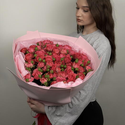 Кустовые розы в букете