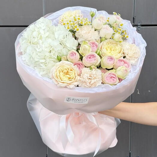 Самый топовый букетик пионовидные розы кустовые и одноголовые, гортензии, ромашки, диантусы