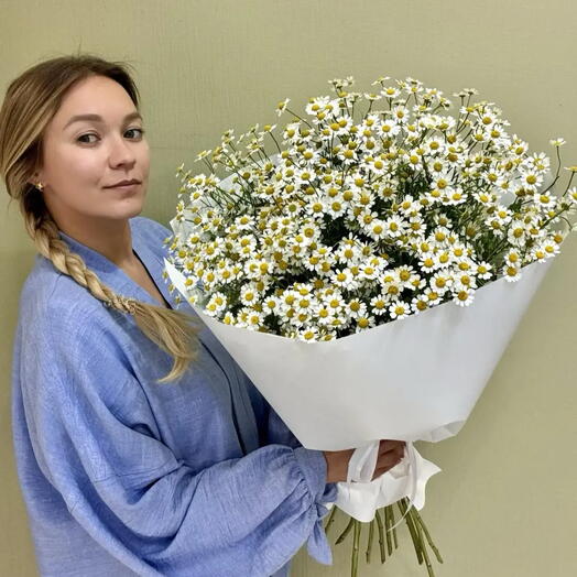 Воздушное облако из ромашек.
Букет из матрикарии (ромашка Камилла, танацетум) 15 шт