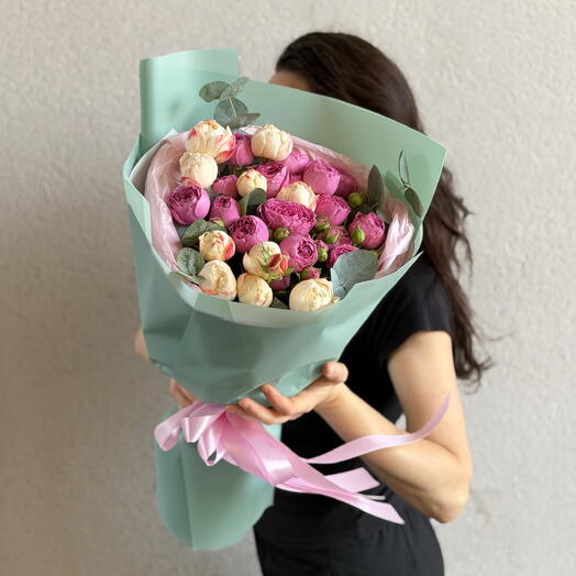 Delicado ramo de rosas peonías con eucalipto