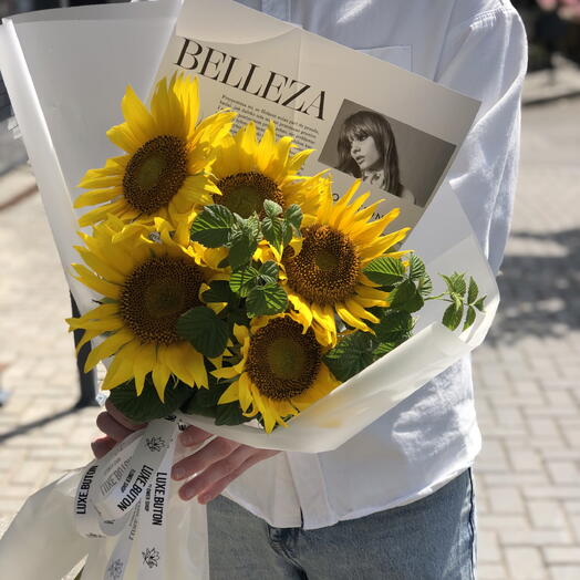 🌻🌻🌻 Букет цветов подсолнухов с ветками малины в дизайнерской упаковке