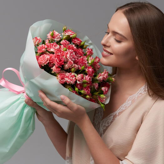 Монобукет 19 бело-малиновых кустовых роз Фейерверк