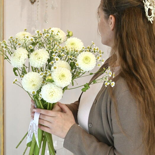 Букет с георгинами и ромашками