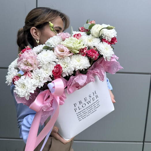 Композиция «Лето в сумочке 👜🌸»из кустовых хризантем ,эустом и кустовых роз 🎀