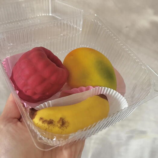Корпусные пирожные манго, малина, банан