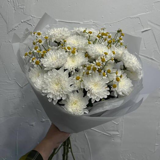 Летний букет с хризантемой и ромашкой
