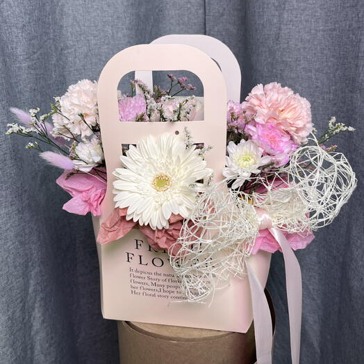 Композиция с ажурными диантусами и герберой💕