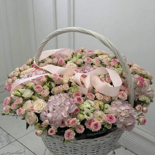 Корзина из кустовых роз