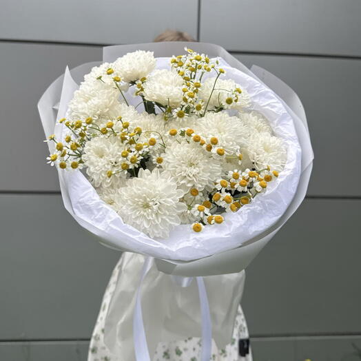 Стойкий букет из хризантем  с ароматным матрикарией 🌸💝