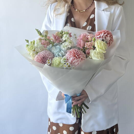 Букет с георгинами, гортензией и львиным зевом