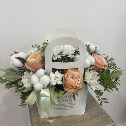 Композиция из роз кахала и хлопка