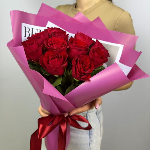 11 Красных роз в дизайнерской упаковке