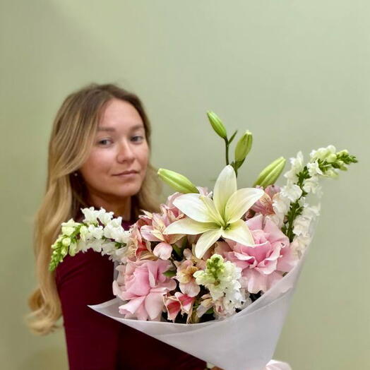 Букет из белой лилии 1 шт. Розовых альстромери 3 шт, белого львиного зева 3 шт