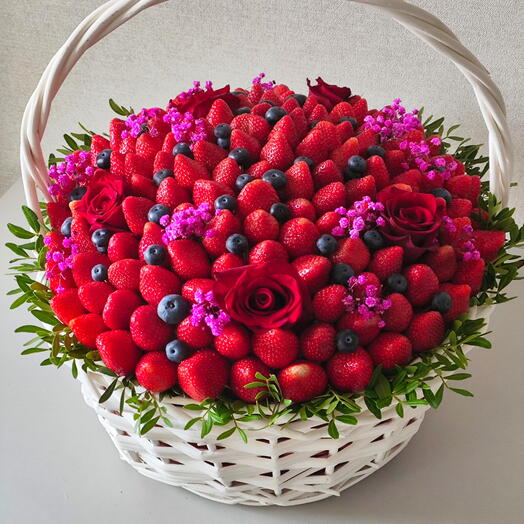 Корзина с клубникой, голубикой и розами