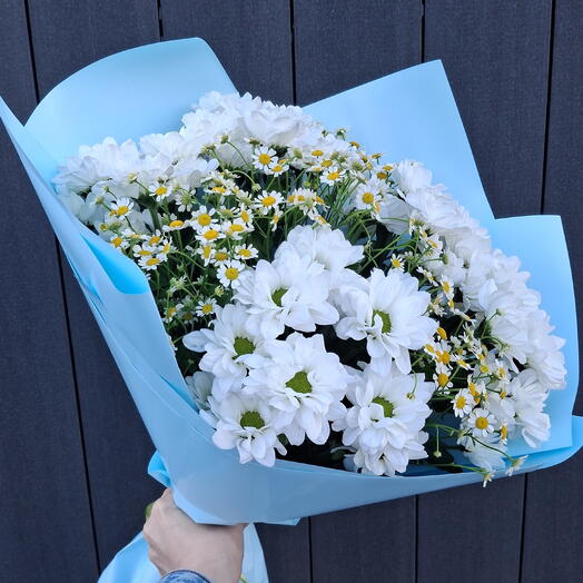 Букет из кустовых хризантем и мелких ромашек