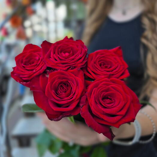 ️ 5 алых роз Red Naomi — классика, которая говорит громче слов! 🌹