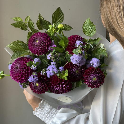Георгины, Агератум и веточки малины 💜