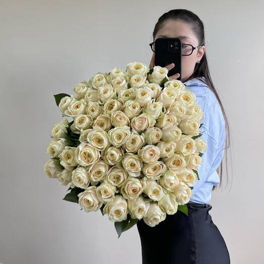 65 пионовидных роз