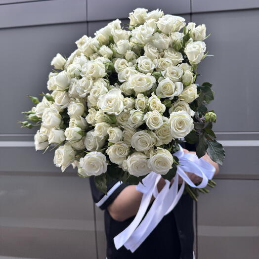 Букет из 25 белых кустовых роз