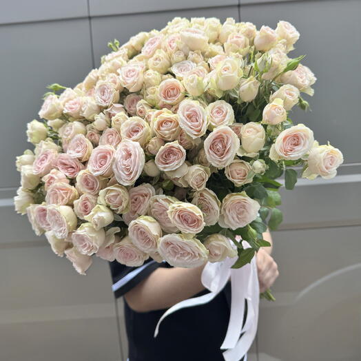 Букет из 25 нежно-розовых кустовых роз