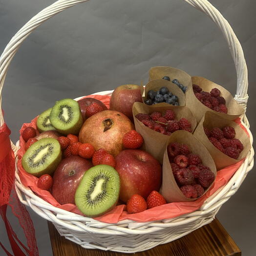 Корзина с фруктами (яблоки, малина, клубника,киви)